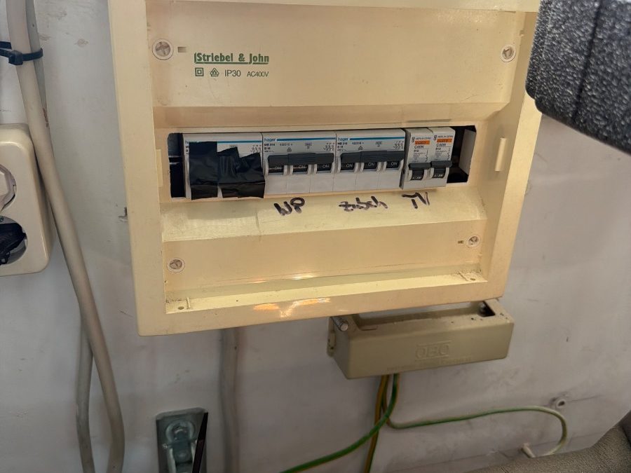 Prüfung einer älteren Elektroverteilung während eines Baugutachtens in Hamburg